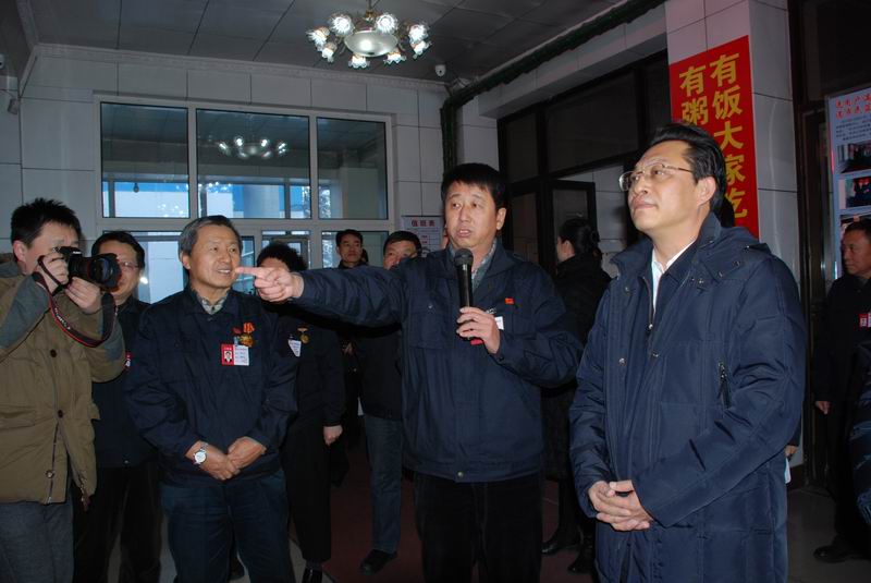 15.張雨浦書記、閆子忠副市長(zhǎng)等領(lǐng)導(dǎo)觀看公司榮譽(yù)展